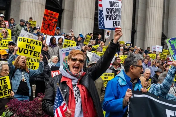 США знову охопили протести: тисячі акцій проти політики Трампа