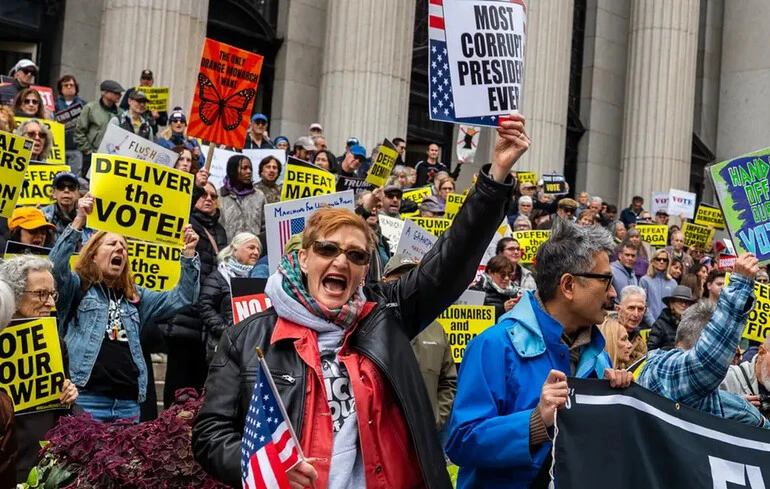 США знову охопили протести: тисячі акцій проти політики Трампа